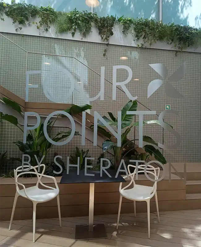 Plantas colgantes en el vestíbulo del hotel Four Points by Sheraton