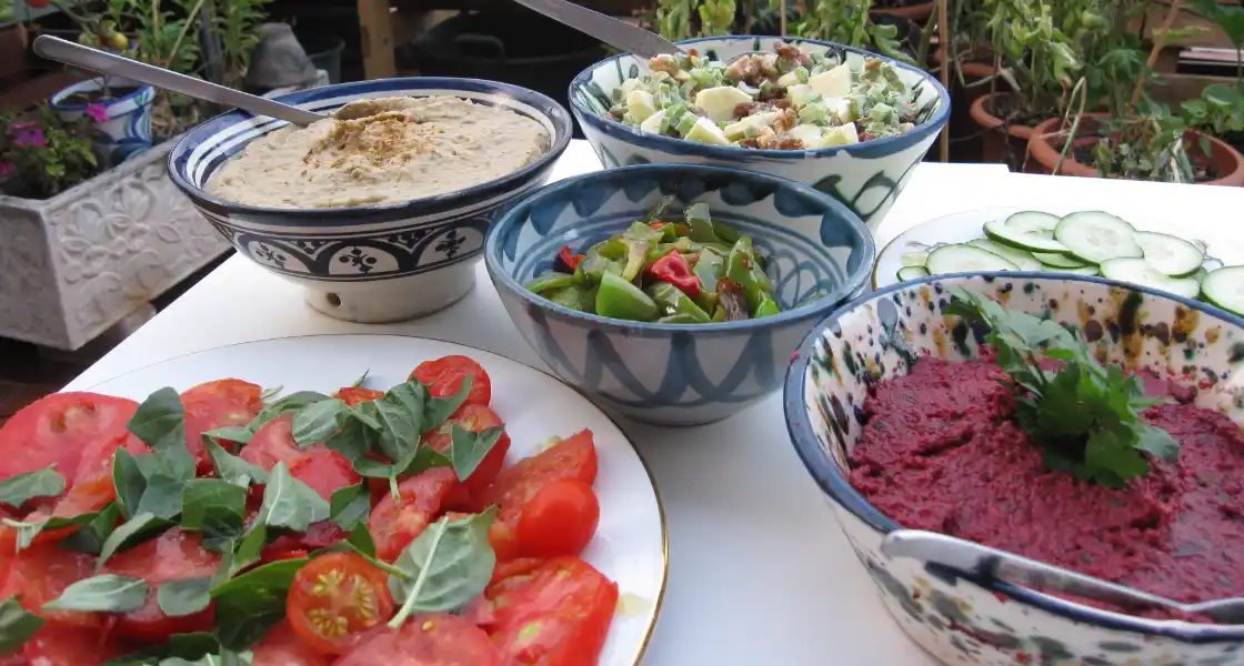 Platos preparados con tomates y verduras del propio huerto