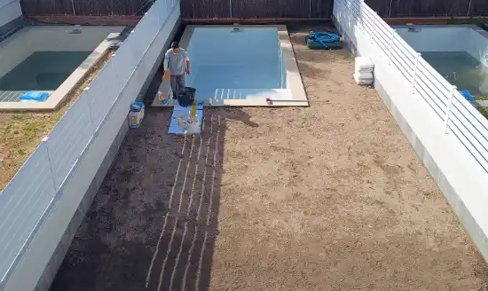 Inicio de la obra: terreno preparado junto a la piscina antes de crear el jardín