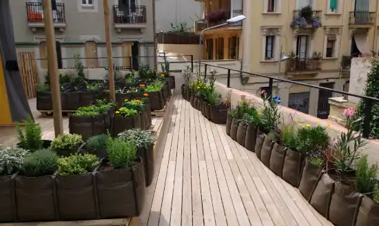 Sacos de cultivo ya plantados en la terraza del Hotel Brummel