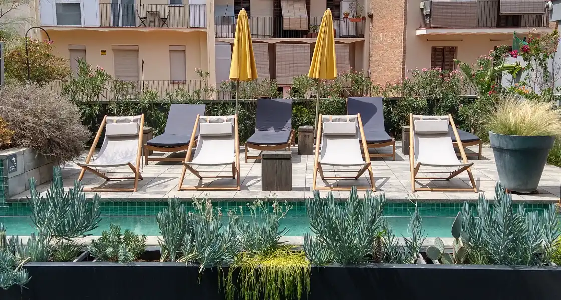 Piscina de l’Hotel Brummel a Barcelona amb jardineres de plantes mediterrànies